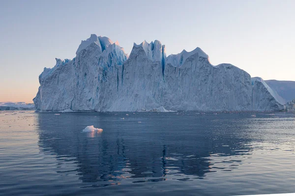 Grandes Icebergs Flotando Sobre Mar —  Fotos de Stock