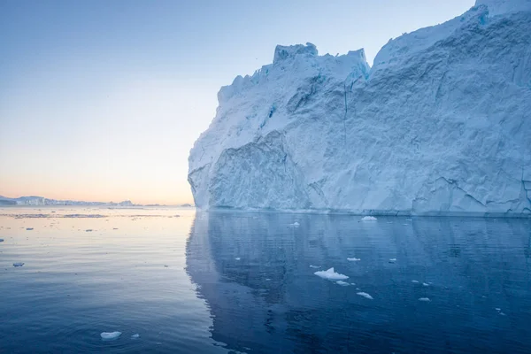 Μεγάλα Παγόβουνα Που Επιπλέουν Πάνω Από Θάλασσα Ηλιοβασίλεμα — Φωτογραφία Αρχείου