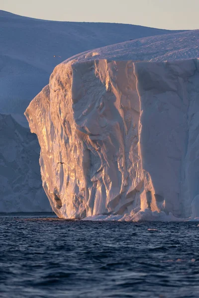 Velké Ledovce Plovoucí Moři Polárním Kruhu — Stock fotografie