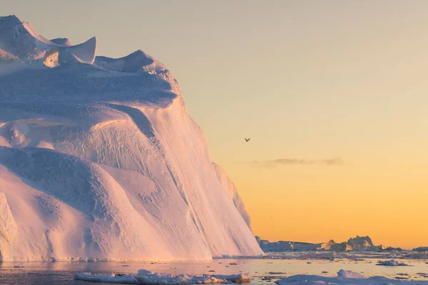 Великі Айсберги Плавають Морі Арктичному Колі — стокове фото
