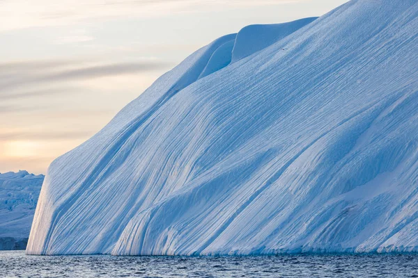 氷山の奇妙な質感や形が — ストック写真