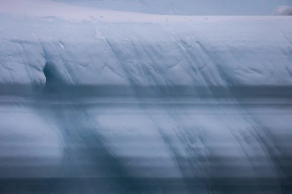 氷山の奇妙な質感や形が — ストック写真