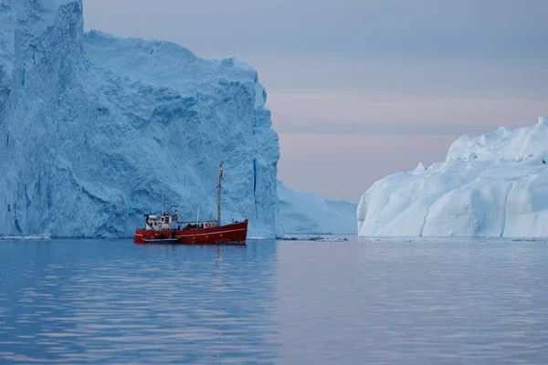Buque Rojo Frente Los Icebergs —  Fotos de Stock