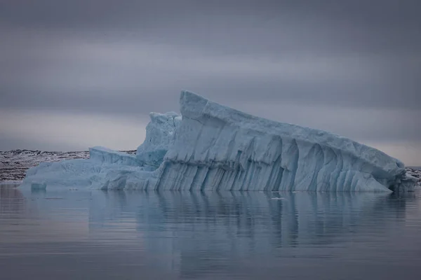 Grandes Icebergs Flutuando Mar Círculo Ártico — Fotografia de Stock