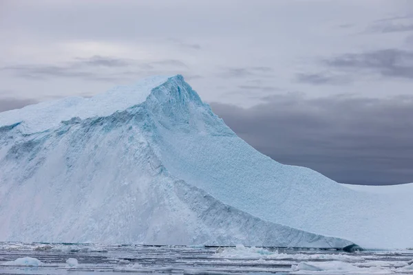 Grandes Icebergs Flutuando Mar Círculo Ártico — Fotografia de Stock