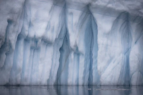 北極圏の海に浮かぶ大きな氷山です — ストック写真
