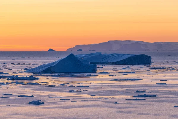 Великі Айсберги Плавають Морі Арктичному Колі — стокове фото