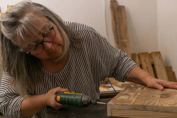 Mujer Pelo Blanco Trabajo Taller Madera Reciclada —  Fotos de Stock