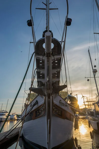 Nahaufnahme Von Der Front Eines Segelbootes Das Bei Sonnenaufgang Yachthafen — Stockfoto