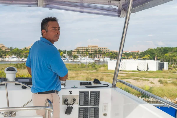 Capitán Latino Navegando Acercándose Muelle Listo Para Ser Amarrado —  Fotos de Stock
