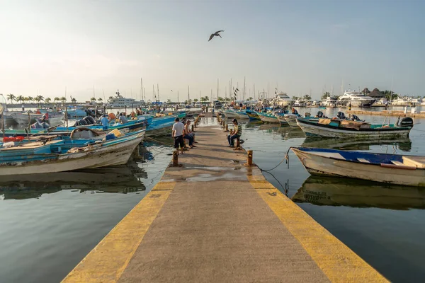 Yerel Rıhtımdaki Balıkçı Tekneleri Gün Doğumunda Çalışmaya Hazır Olacak — Stok fotoğraf