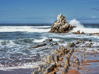 Sopela plajı ve Flysch tablosu, uzun pozlardan oluşan fotoğraf.