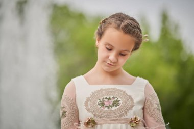 Bir parkta fıskiyenin önünde poz veren komünist kız.