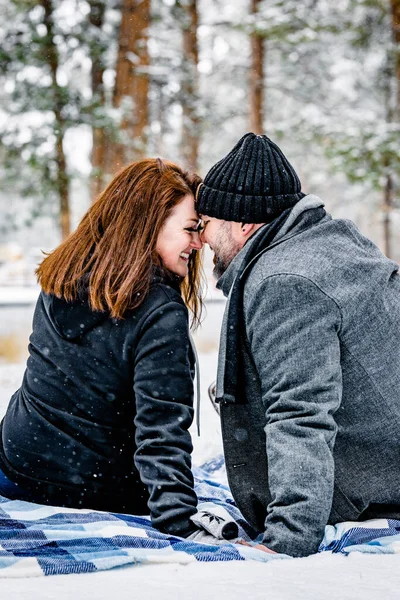 有巨大笑容的男人和女人在雪地里摸着前头 — 图库照片