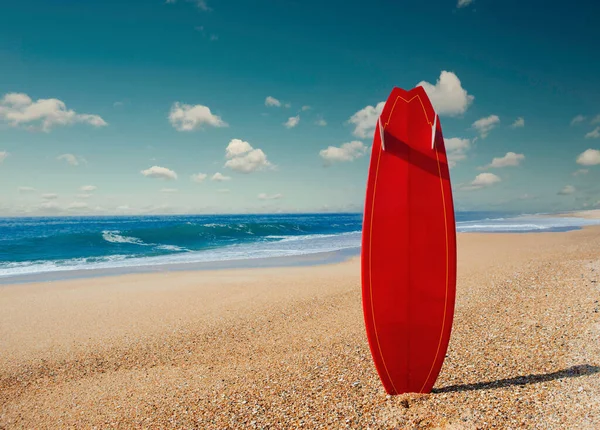 Пляжний Краєвид Червоною Дошкою Серфінгу Піску — стокове фото