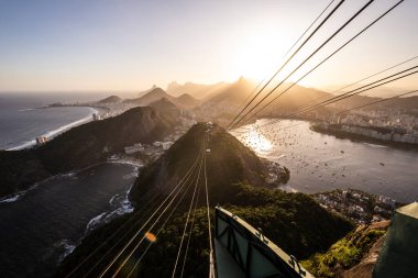 Brezilya Rio de Janeiro 'daki Sugar Loaf dağından şehir manzarasına güzel bir gün batımı manzarası