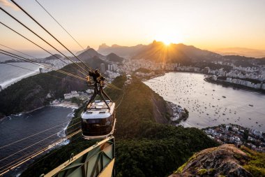 Brezilya Rio de Janeiro 'daki Sugar Loaf dağından şehir manzarasına güzel bir gün batımı manzarası