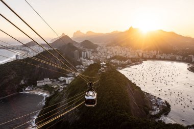 Brezilya Rio de Janeiro 'daki Sugar Loaf dağından şehir manzarasına güzel bir gün batımı manzarası