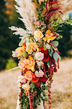 Boho tarzında düğün kemeri. Sonbahar çiçeklerinin çiçek aranjmanları