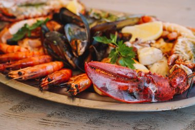 Midyeli, karidesli ve ıstakozlu lezzetli bir deniz ürünleri barbeküsü.