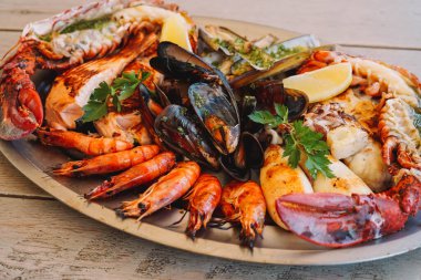 Midyeli, karidesli ve ıstakozlu lezzetli bir deniz ürünleri barbeküsü.