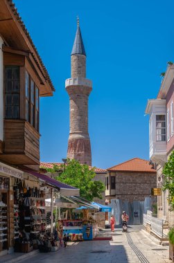 Antalya, Türkiye 19.07.2021. Türkiye 'nin eski Antalya kentinin sokakları, güneşli bir yaz gününde