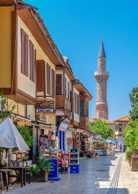 Antalya, Türkiye 19.07.2021. Türkiye 'nin eski Antalya kentinin sokakları, güneşli bir yaz gününde