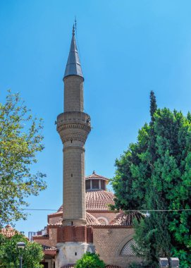 Antalya, Türkiye 19.07.2021. Türkiye 'nin eski Antalya kentinin sokakları, güneşli bir yaz gününde