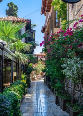 Antalya, Türkiye 19.07.2021. Türkiye 'nin eski Antalya kentinin sokakları, güneşli bir yaz gününde