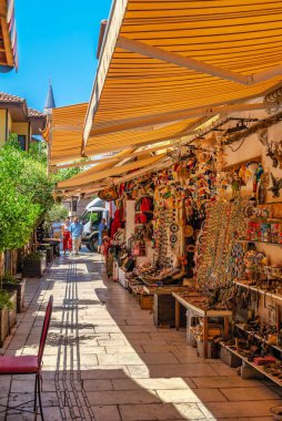 Antalya, Türkiye 19.07.2021. Türkiye 'nin eski Antalya kentinin sokakları, güneşli bir yaz gününde