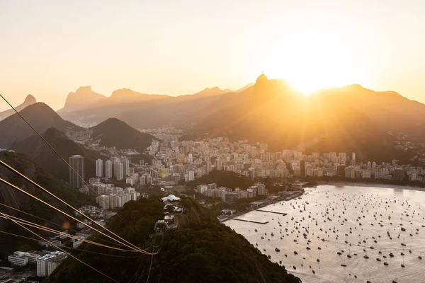 ブラジルのリオデジャネイロの都市景観にシュガーリーフ山から美しい夕日の景色 — ストック写真