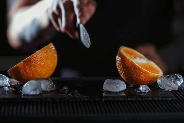 Arancio Tagliato Con Coltello Arancio Sul Tavolo Arancio Tagliato Pezzi — Foto Stock