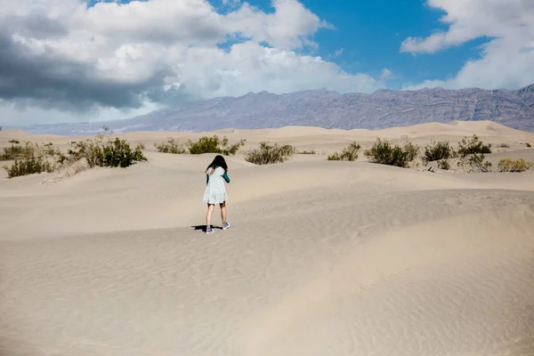 Promenades Jeunes Femmes Dans Désert Avec Dunes Sable Montagnes Ciel — Photo