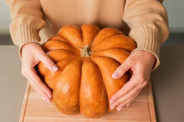 Een Grote Oranje Pompoen Handen Van Een Vrouw — Stockfoto