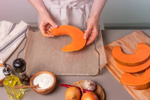 Vrouw Legt Pompoen Een Ovenschaal — Stockfoto