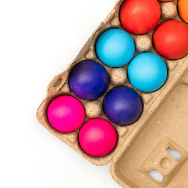 Barwione Jaja Brązowym Uchwycie Białym Tle — Zdjęcie stockowe