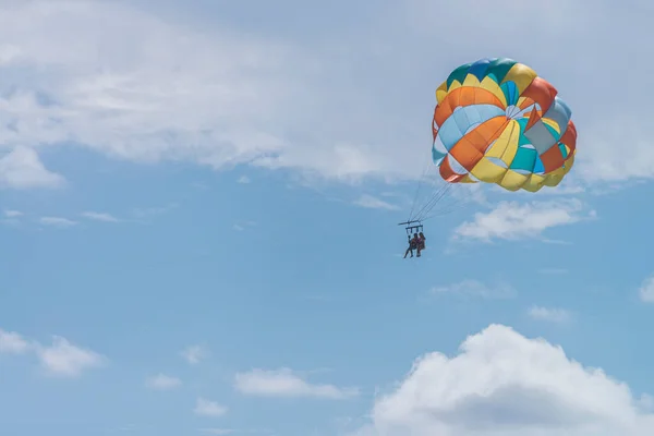 Een Paar Volwassenen Parasailen Met Een Grote Kleurrijke Parachute — Stockfoto