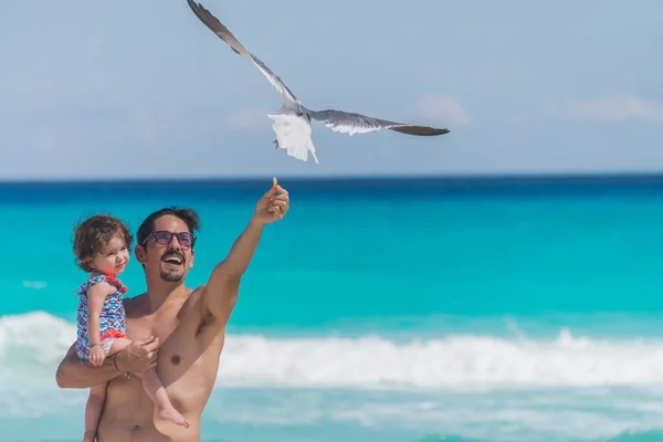 Latina Jovem Pai Carregando Sua Filha Alimentando Gaivotas — Fotografia de Stock