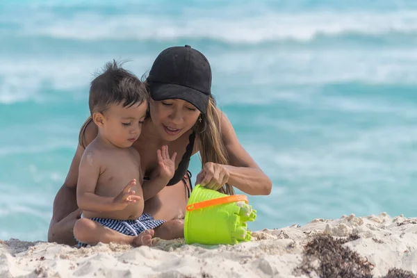 Mãe Latina Seu Bebê Brincando Com Areia Praia — Fotografia de Stock