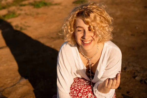 Vrouw Blond Wit Blouse Zonsondergang Glimlacht — Stockfoto