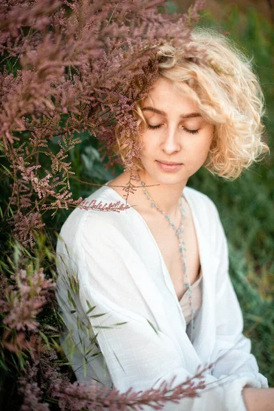 Vrouw Blond Met Roze Bloemen — Stockfoto