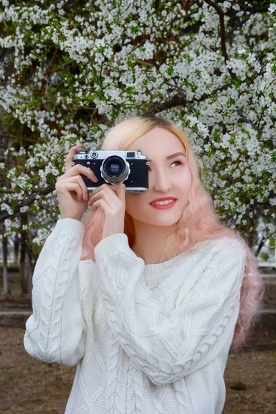 Aziatische Meisje Met Oud Camera — Stockfoto