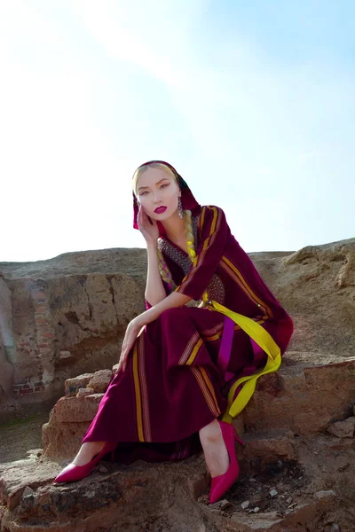 Turkmenen Mädchen Rosa Kleid — Stockfoto