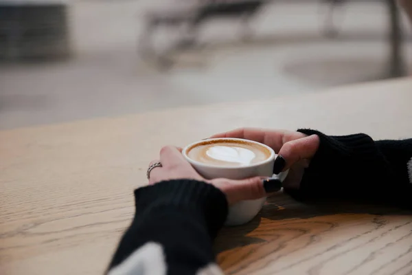 Γυναικεία Χέρια Που Κρατάνε Ένα Φλιτζάνι Καφέ Κοντινό Πλάνο — Φωτογραφία Αρχείου