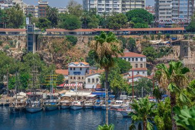 Antalya, Türkiye 19.07.2021. Türkiye 'nin eski Antalya kentindeki Roma limanı, güneşli bir yaz gününde