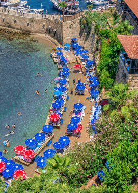Antalya, Türkiye 19.07.2021. Türkiye 'nin Antalya kentindeki Mermerli Plajı, güneşli bir yaz gününde