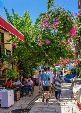 Antalya, Türkiye 19.07.2021. Türkiye 'nin eski Antalya kentinin sokakları, güneşli bir yaz gününde