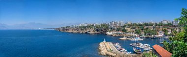 Türkiye 'nin Antalya kıyısı açıklarında güneşli bir yaz gününde Akdeniz