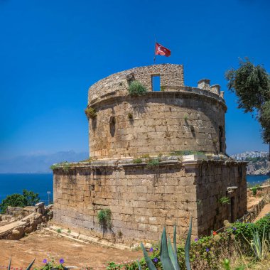 Antalya, Türkiye 19.07.2021. Güneşli bir yaz gününde, Türkiye 'nin eski Antalya kentindeki Hidirlik kulesinin kalıntıları