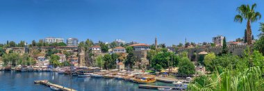 Antalya, Türkiye 19.07.2021. Türkiye 'nin eski Antalya kentindeki Roma limanı, güneşli bir yaz gününde